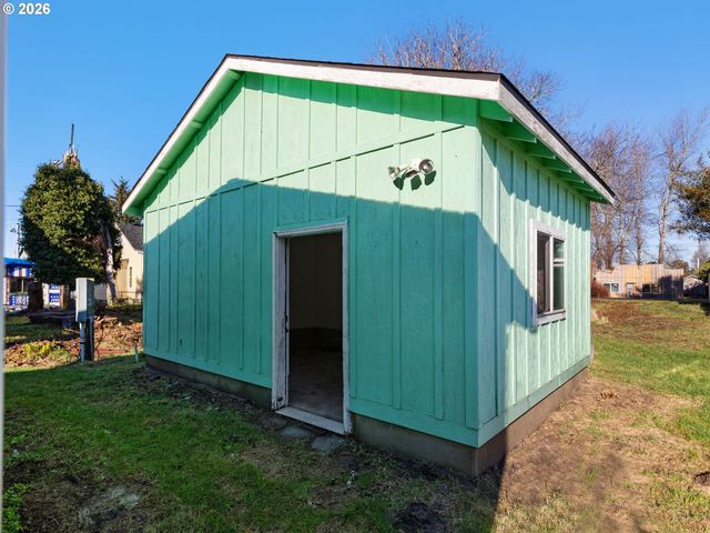 208 2ND St, Long Beach, WA 98631