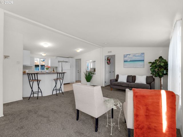 208 2ND St, Long Beach, WA 98631