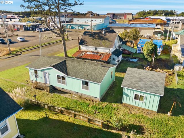 208 2ND St, Long Beach, WA 98631