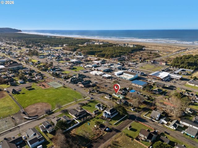 208 2ND St, Long Beach, WA 98631