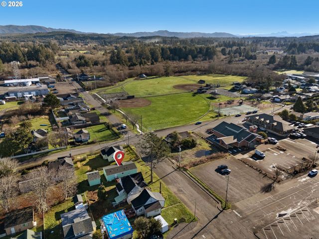 208 2ND St, Long Beach, WA 98631