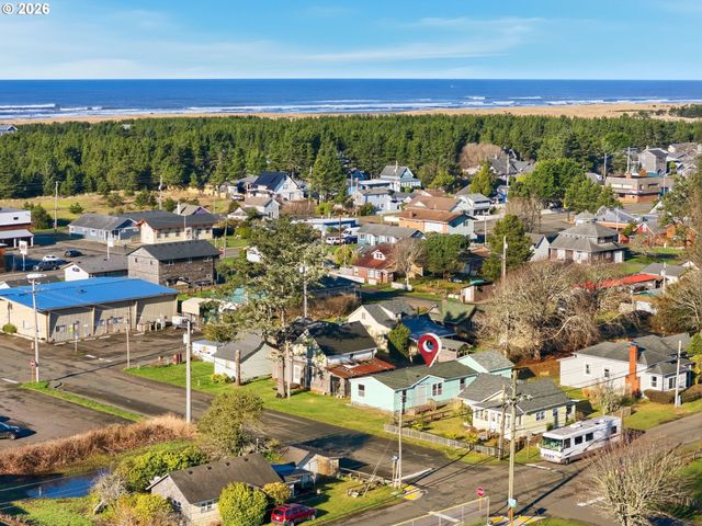 208 2ND St, Long Beach, WA 98631