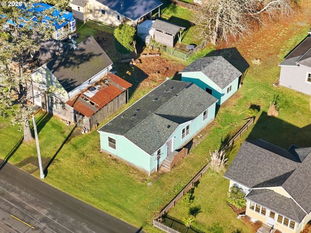 208 2ND St, Long Beach, WA 98631