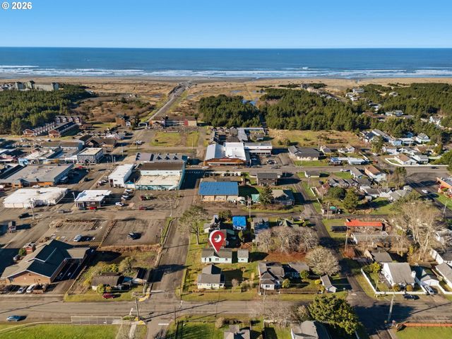 208 2ND St, Long Beach, WA 98631