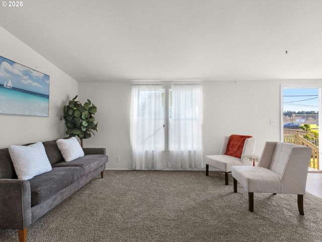 208 2ND St, Long Beach, WA 98631