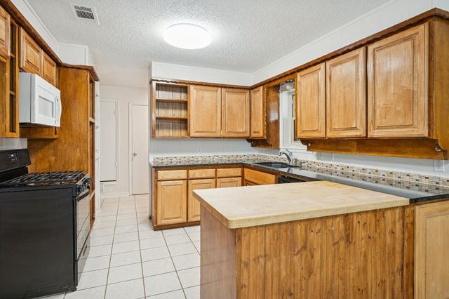 125 Briarwood Drive, Kennedale, TX 76060