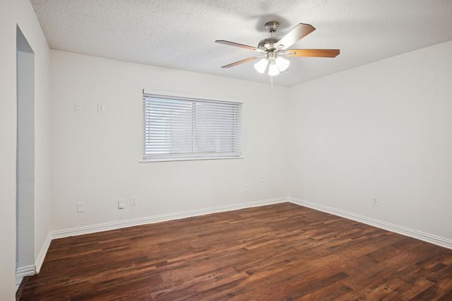 125 Briarwood Drive, Kennedale, TX 76060