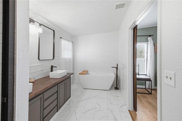 21821 E 1390 Road, Hobart, OK 73651