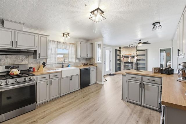 21821 E 1390 Road, Hobart, OK 73651