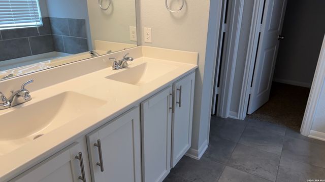 9243 Grand Western, Converse, TX 78109