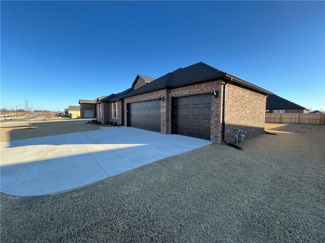 7004 E Sugarloaf Street, Siloam Springs, AR 72761