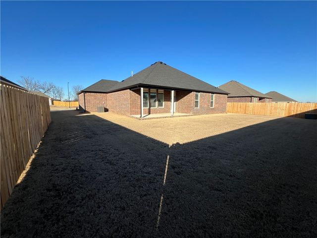 7004 E Sugarloaf Street, Siloam Springs, AR 72761