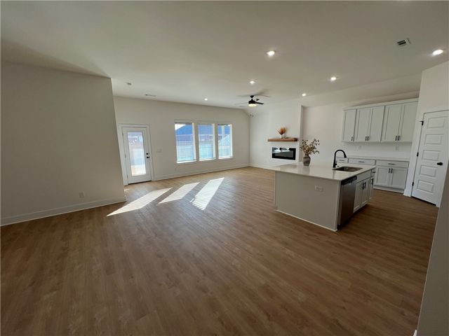 7004 E Sugarloaf Street, Siloam Springs, AR 72761