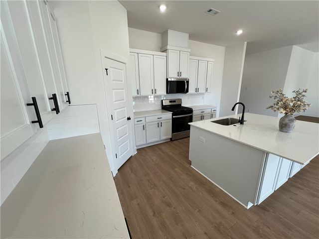 7004 E Sugarloaf Street, Siloam Springs, AR 72761