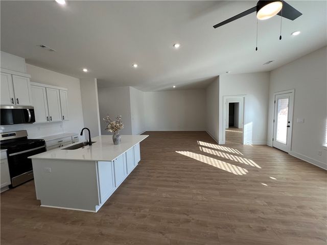 7004 E Sugarloaf Street, Siloam Springs, AR 72761