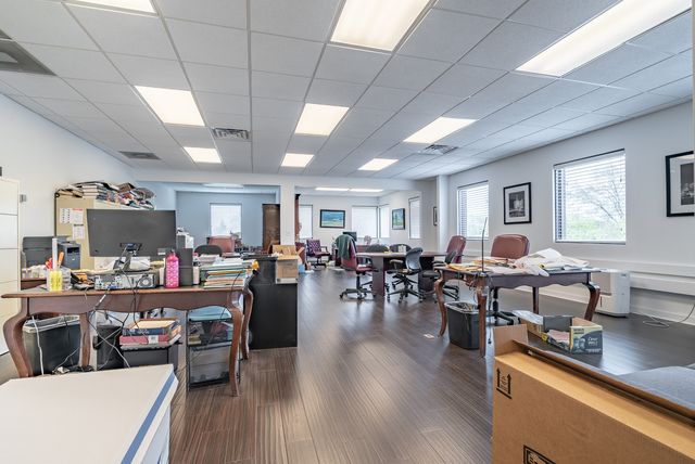 6650 N Northwest Highway, Chicago, IL 60631