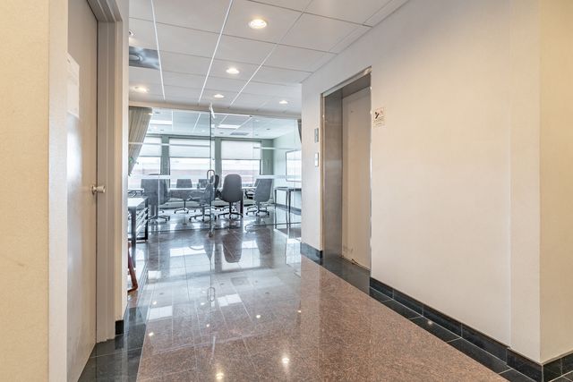 6650 N Northwest Highway, Chicago, IL 60631