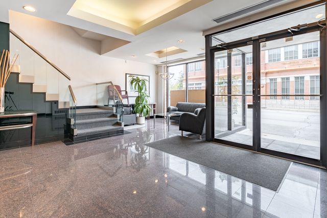 6650 N Northwest Highway, Chicago, IL 60631
