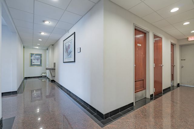 6650 N Northwest Highway, Chicago, IL 60631