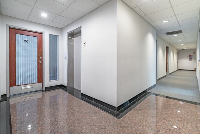 6650 N Northwest Highway, Chicago, IL 60631
