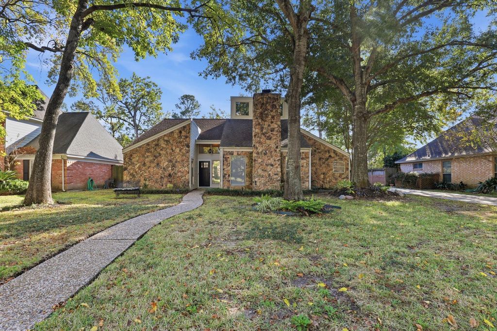 12107 Moorcreek Drive, Houston, TX 77070