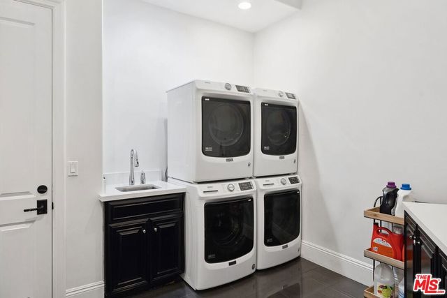 1600 Clear View Drive, Beverly Hills, CA 90210