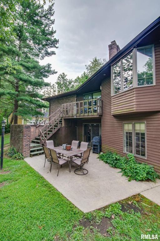 Image 12 of property listing at 102 Lost Hollow Dr Drive, Salem, IL 62881