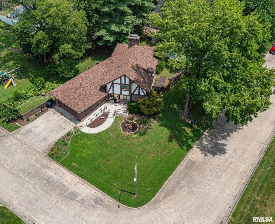 Image 14 of property listing at 102 Lost Hollow Dr Drive, Salem, IL 62881