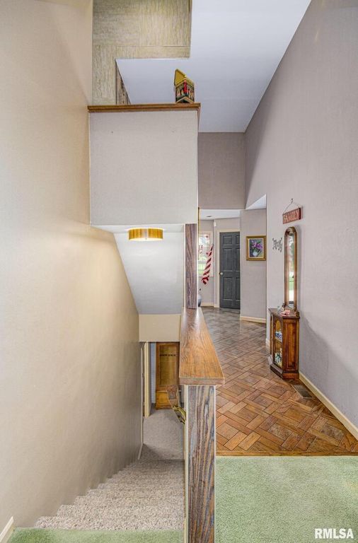 Image 16 of property listing at 102 Lost Hollow Dr Drive, Salem, IL 62881