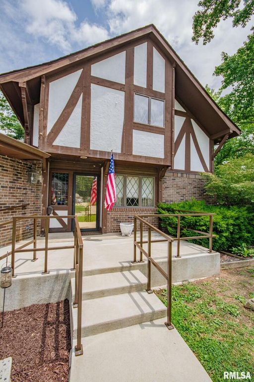 Image 3 of property listing at 102 Lost Hollow Dr Drive, Salem, IL 62881