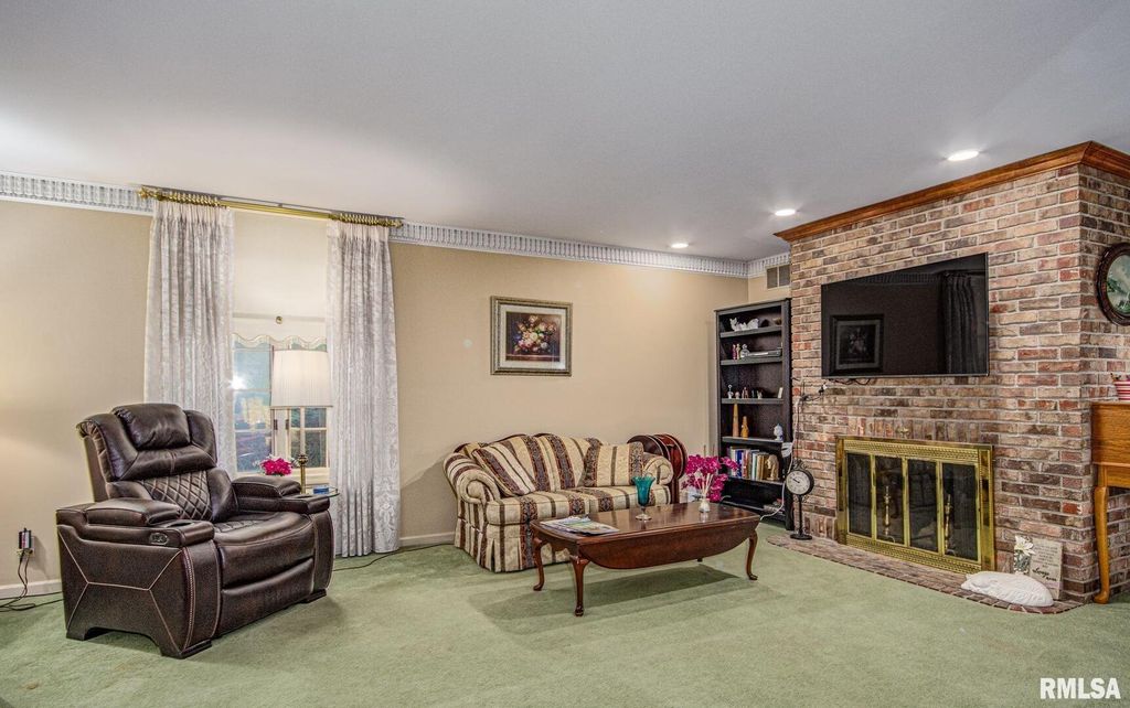 Image 21 of property listing at 102 Lost Hollow Dr Drive, Salem, IL 62881