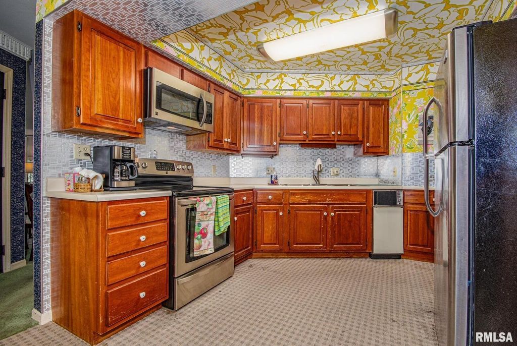 Image 24 of property listing at 102 Lost Hollow Dr Drive, Salem, IL 62881