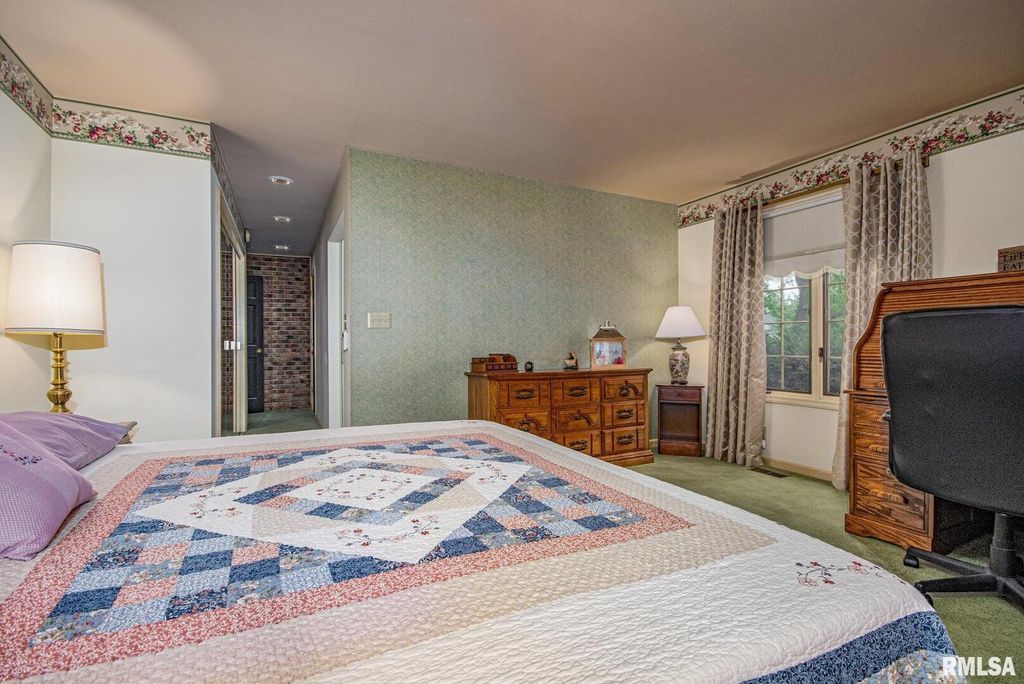 Image 28 of property listing at 102 Lost Hollow Dr Drive, Salem, IL 62881