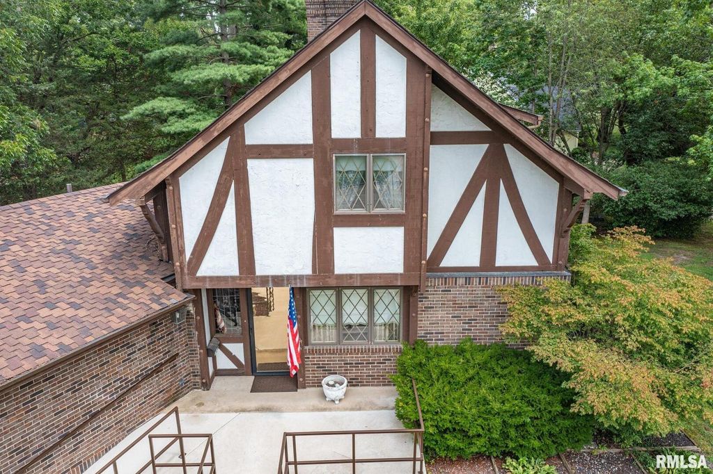 Image 4 of property listing at 102 Lost Hollow Dr Drive, Salem, IL 62881