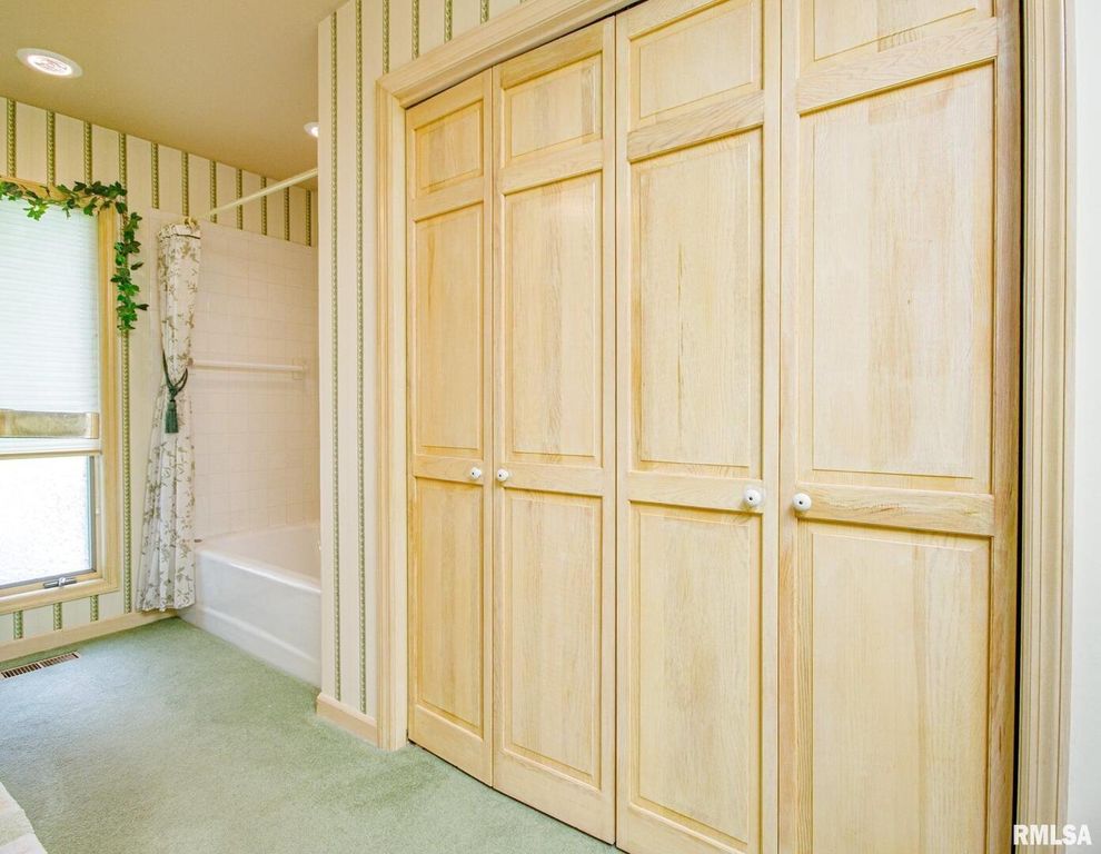 Image 31 of property listing at 102 Lost Hollow Dr Drive, Salem, IL 62881