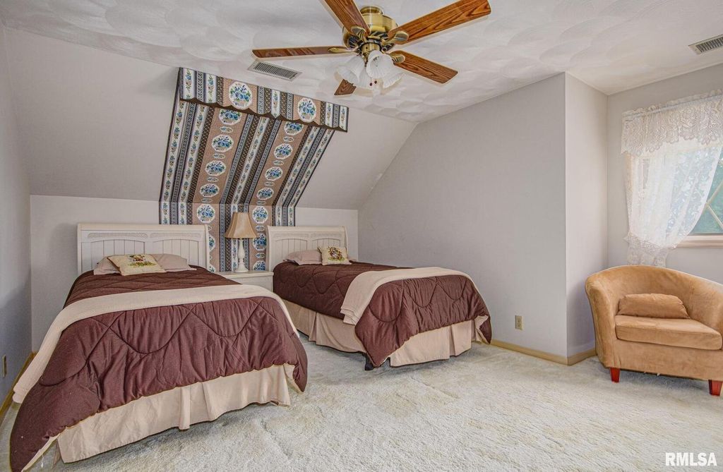 Image 33 of property listing at 102 Lost Hollow Dr Drive, Salem, IL 62881