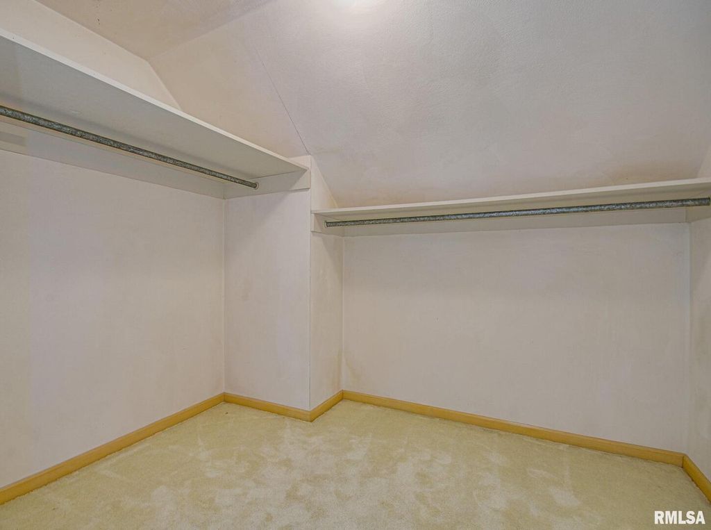 Image 36 of property listing at 102 Lost Hollow Dr Drive, Salem, IL 62881