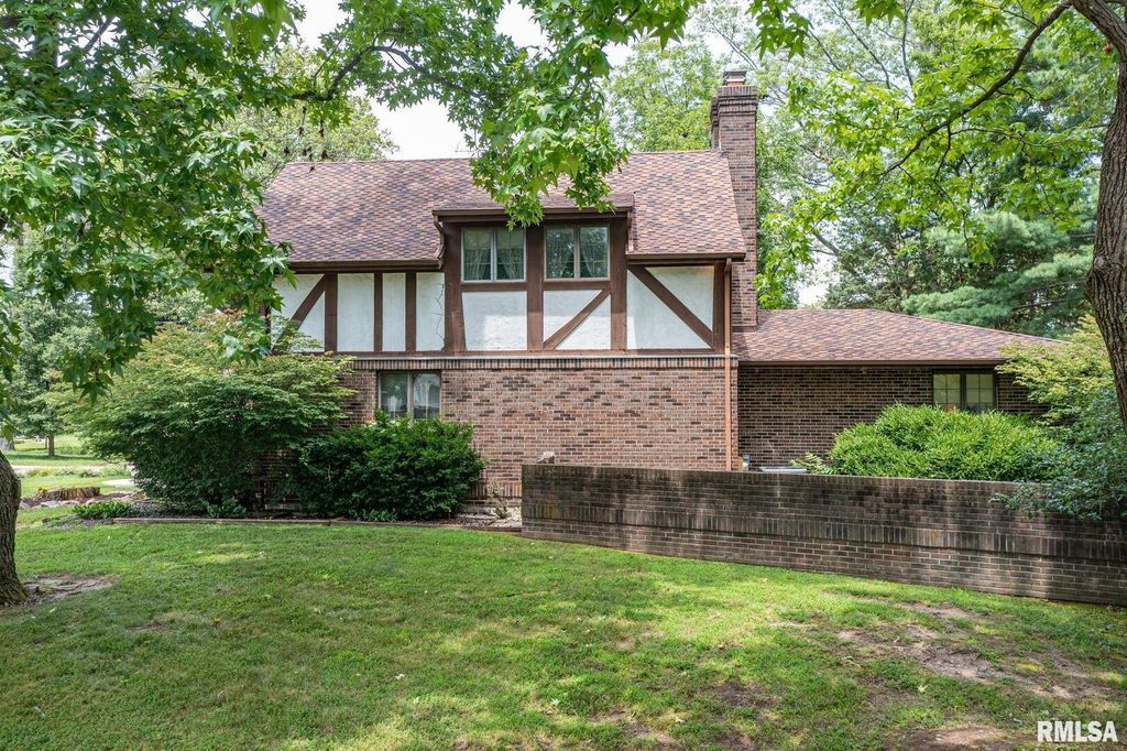 Image 5 of property listing at 102 Lost Hollow Dr Drive, Salem, IL 62881