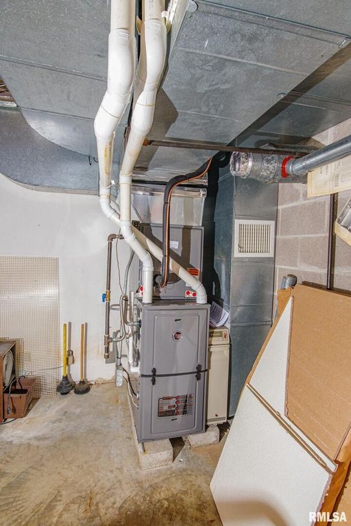 Image 45 of property listing at 102 Lost Hollow Dr Drive, Salem, IL 62881