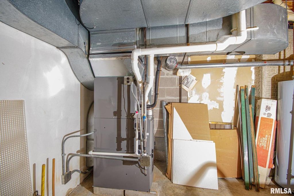 Image 46 of property listing at 102 Lost Hollow Dr Drive, Salem, IL 62881