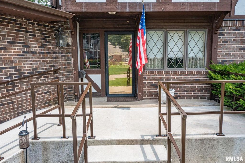 Image 6 of property listing at 102 Lost Hollow Dr Drive, Salem, IL 62881