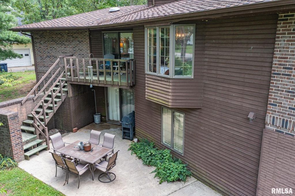 Image 10 of property listing at 102 Lost Hollow Dr Drive, Salem, IL 62881