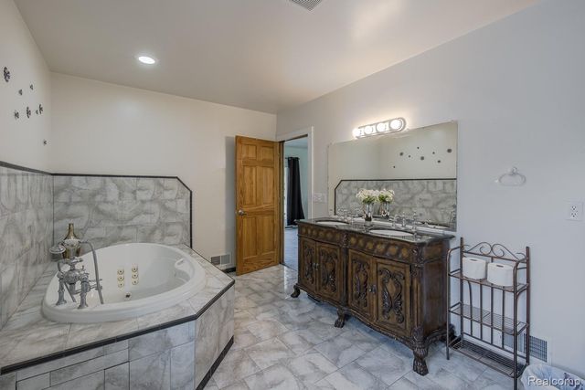1621 Ray Road, Oxford Charter Township, MI 48371