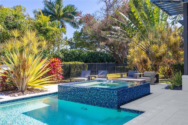 1300 Nautilus RD, Naples, FL 34102