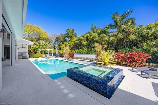 1300 Nautilus RD, Naples, FL 34102