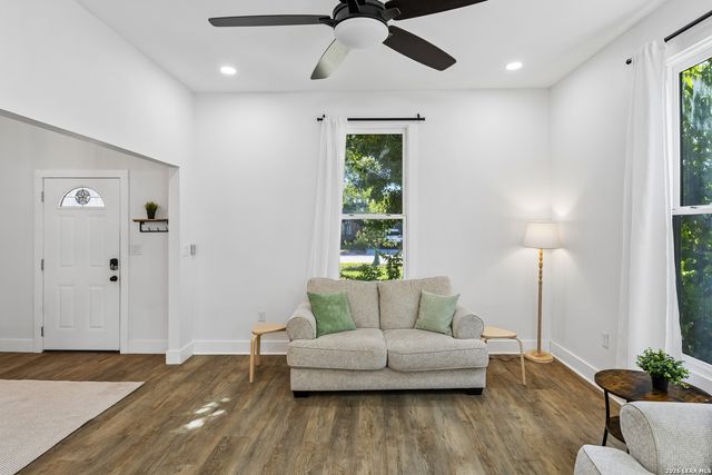 909 HAYS ST, San Antonio, TX 78202