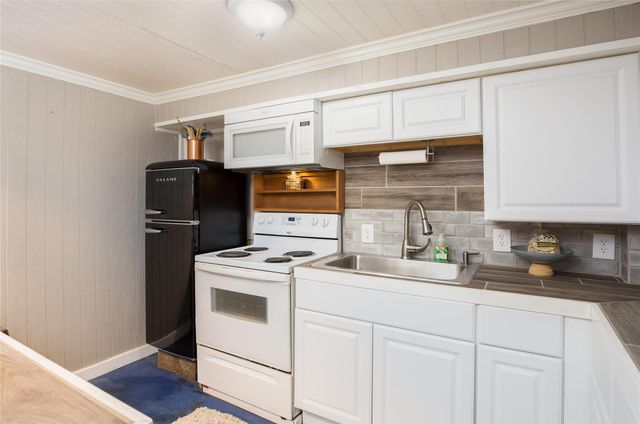 16535 Jamaica Inn Road, Jamaica Beach, TX 77554