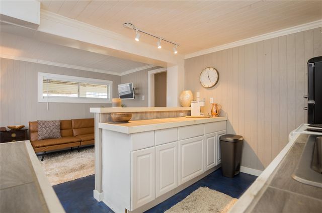 16535 Jamaica Inn Road, Jamaica Beach, TX 77554