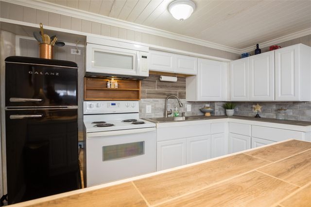 16535 Jamaica Inn Road, Jamaica Beach, TX 77554