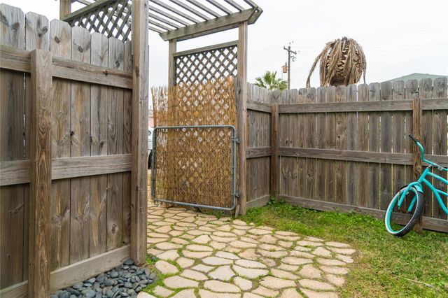 16535 Jamaica Inn Road, Jamaica Beach, TX 77554